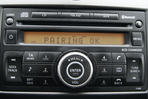 фото процедуры подключения телефона к аудио-системе Nissan Note