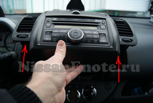фото снятия аудио-системы на Nissan Note